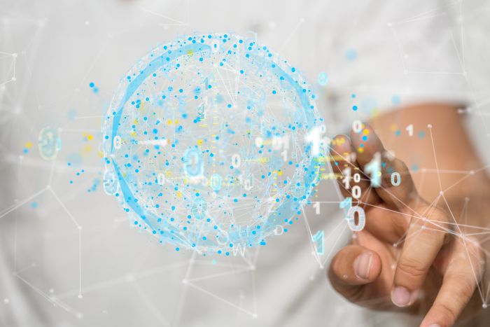 Una mano modela una recreación 3D de datos en metáfora al Big Data